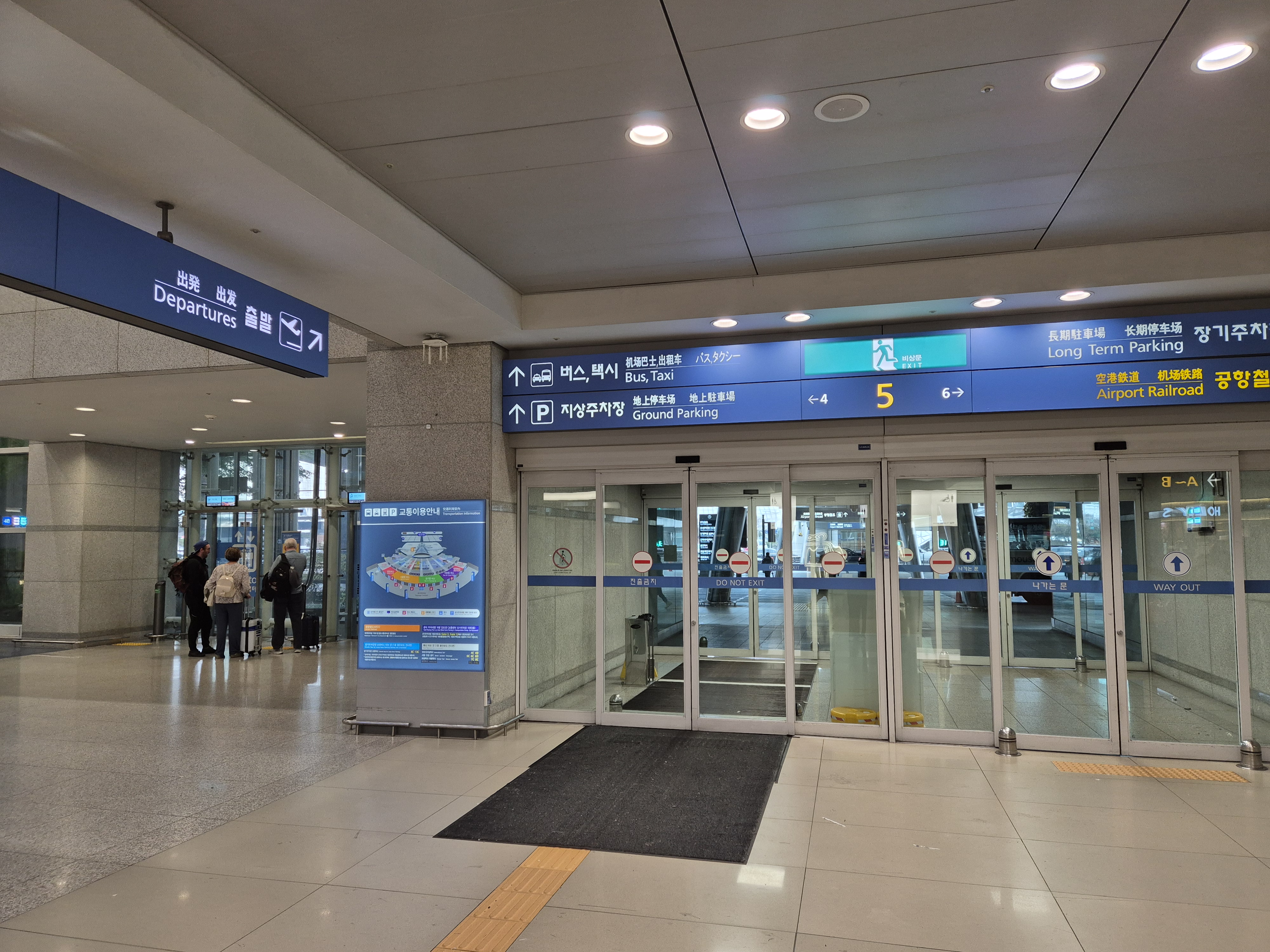 인천공항 1터미널 1층 5번 출입구 엘리베이터 근처 위치 안내 이미지